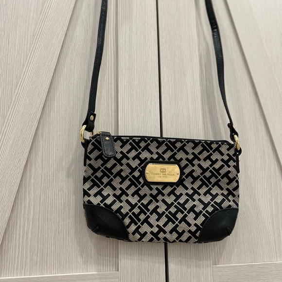 Tommy Hilfiger Handbags - Tommy Hilfiger Crossbody wallet 💕